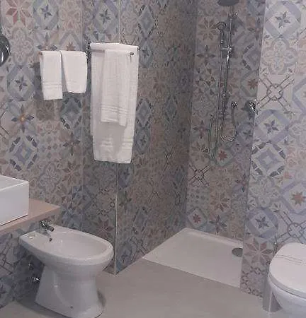 Отель Alexander House