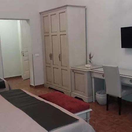 Alexander House Отель