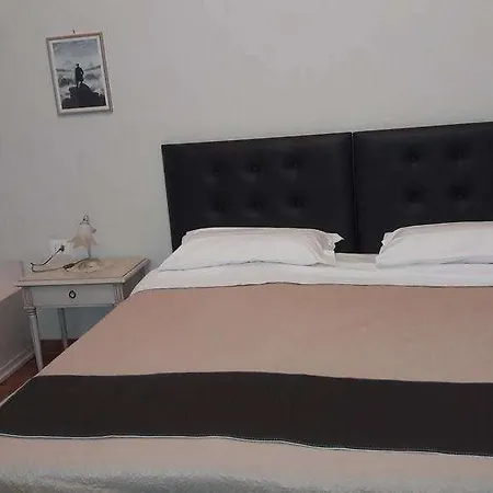 Alexander House 2*